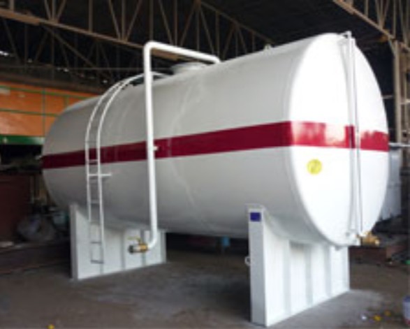 Horizontal steel storage tank with red band